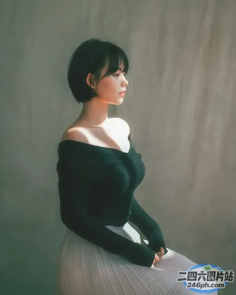 穿着黑色上衣和白色裙子坐在凳子上的阿拉菲德女人
