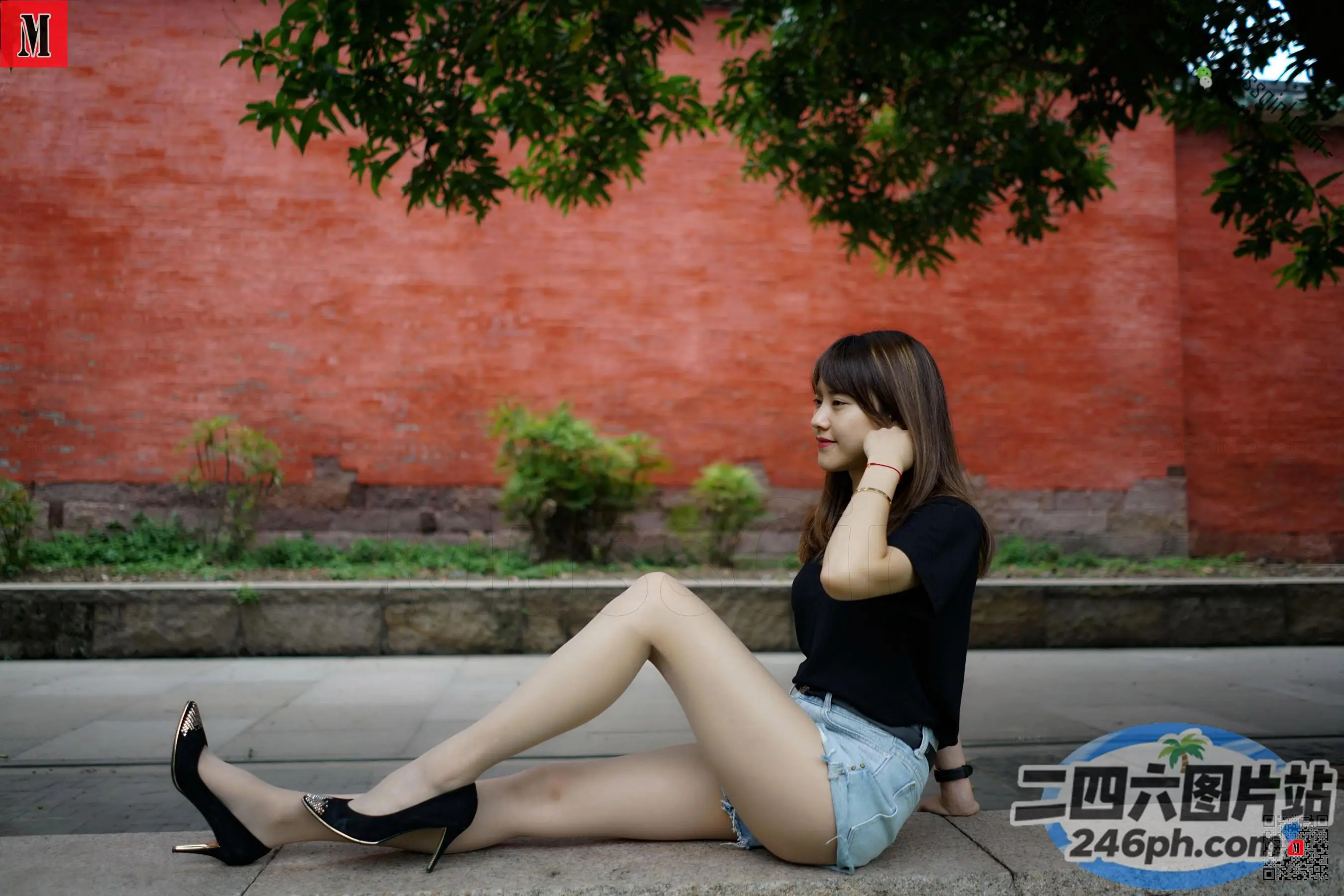 阿拉夫德女人坐在地上，双腿交叉