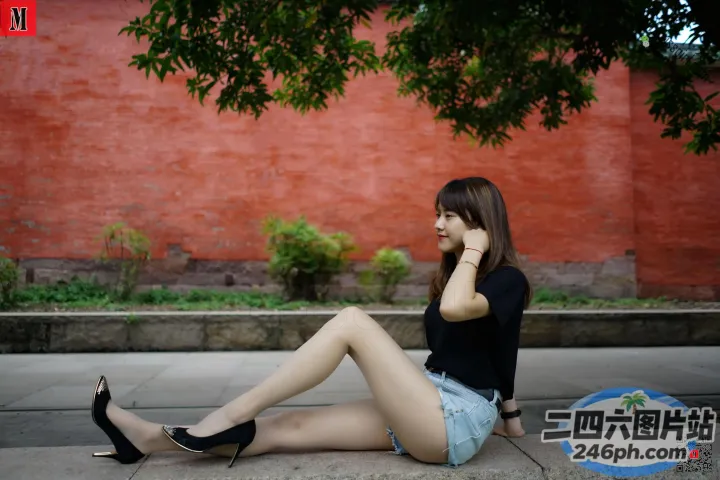 阿拉夫德女人坐在地上，双腿交叉