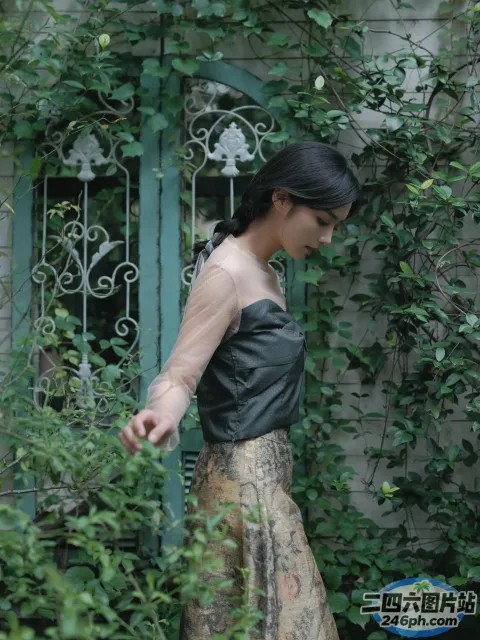 歌词大意： 有一个女人拿着一本书穿过花园