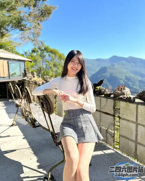 坐在山前长椅上的阿拉夫德女人