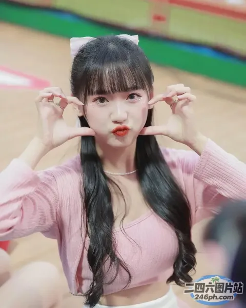 黑长发和粉红色上衣的 Araffe 女孩