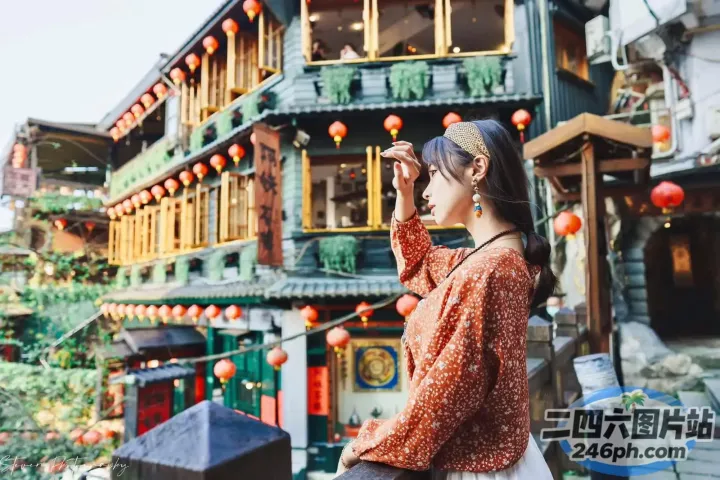 身穿波点上衣和白色裙子的 araffe 女子站在一栋建筑前
