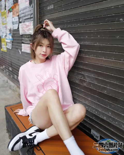 坐在墙前长凳上的阿拉菲德女人
