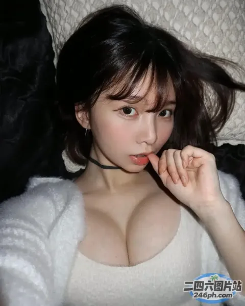 一个穿着白色毛衣躺在床上的女人的特写
