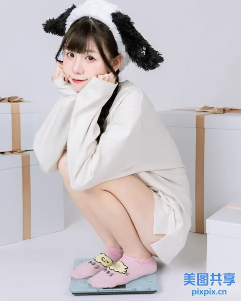 身穿白色连衣裙和粉红色鞋子的 araffe 女孩坐在秤上