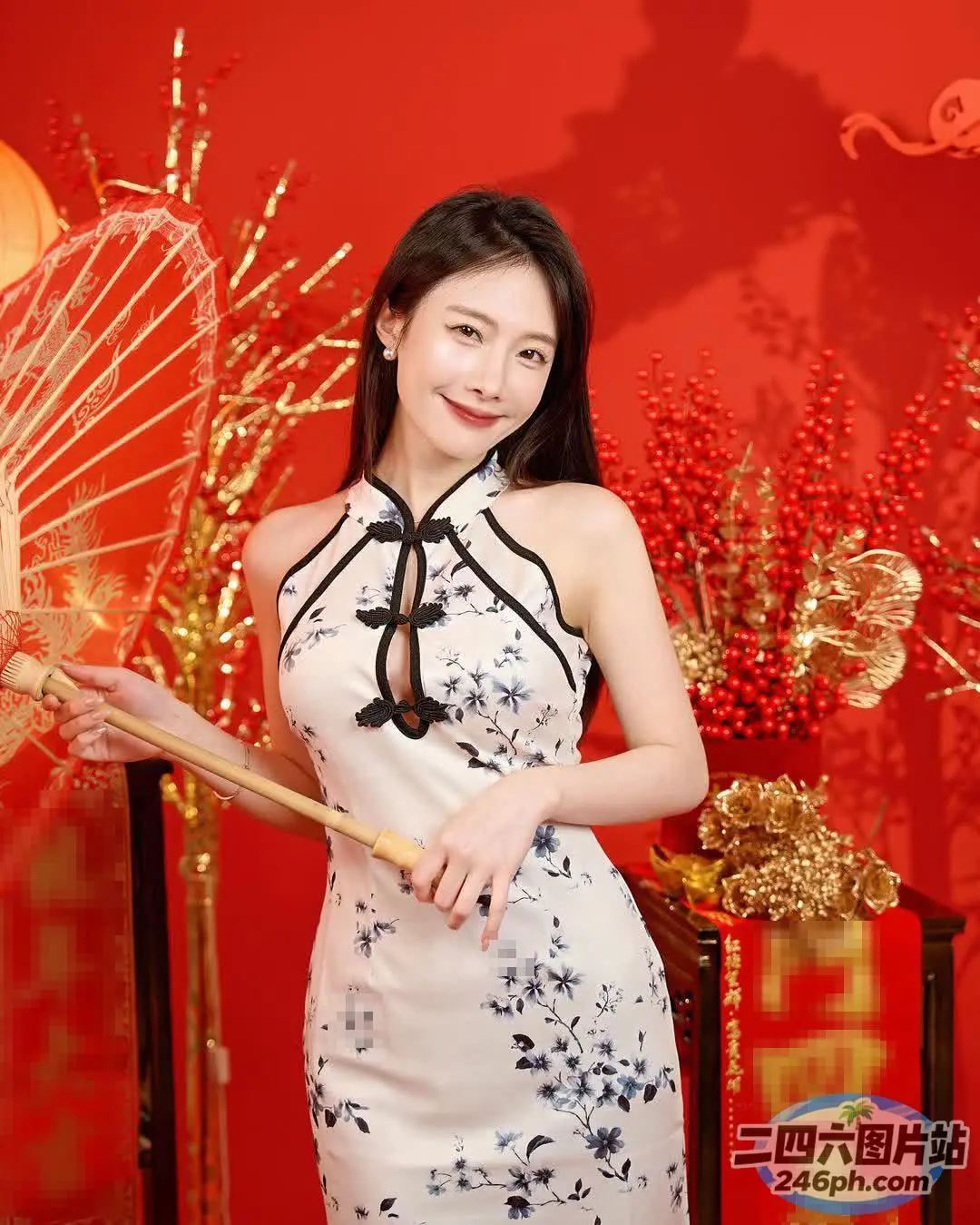 身穿白色连衣裙的 arafed 亚洲女子，手里拿着一把红色的雨伞