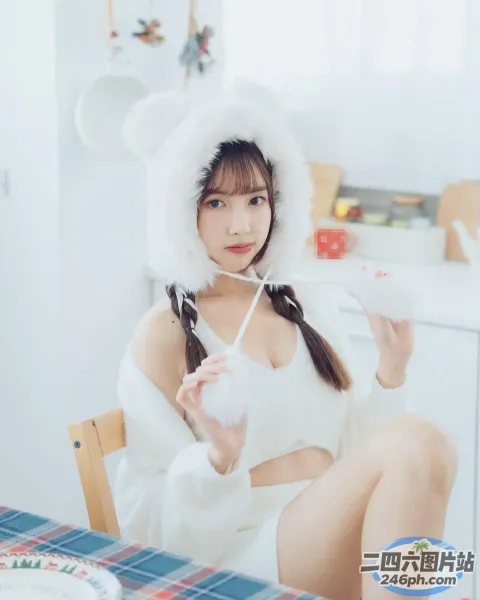 坐在桌子旁的白色服装的 araffe 亚洲女性