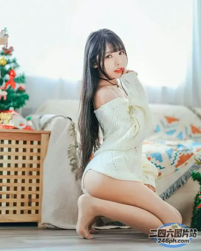 坐在沙发上的白色连衣裙的 araffe 亚洲女性