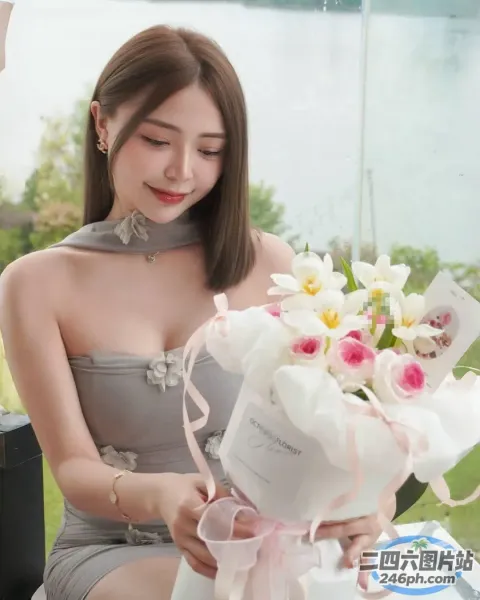 有个女人坐在桌子上，手里拿着一束花