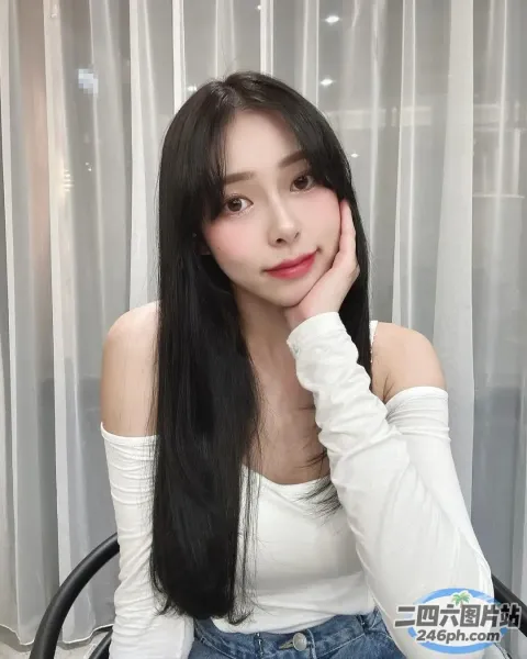 一位黑长发女子坐在桌子旁的特写