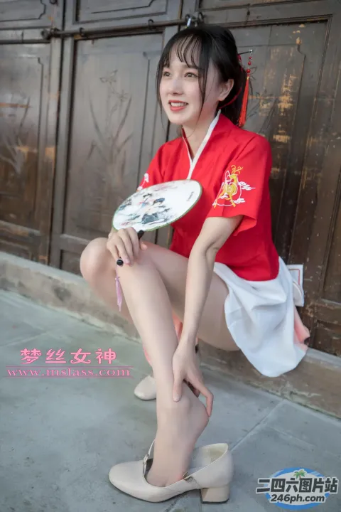 身穿红色衬衫和白色裙子的亚洲女性拿着盘子