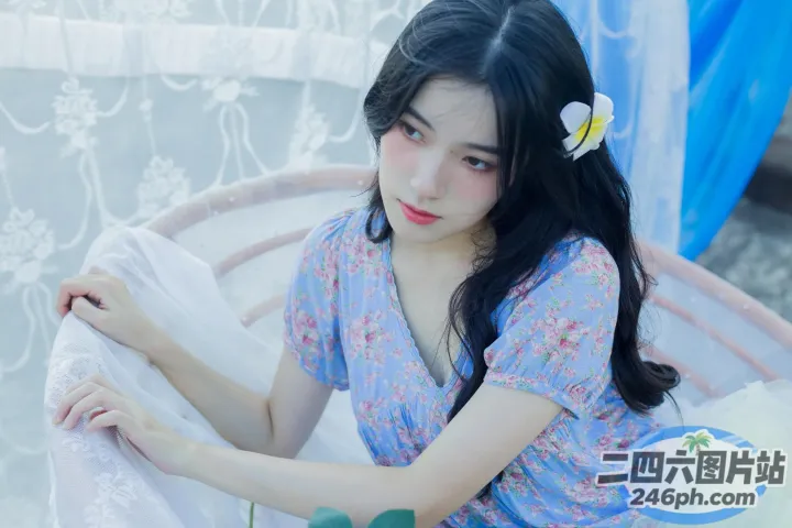 有个女人坐在椅子上，头发上插着一朵花