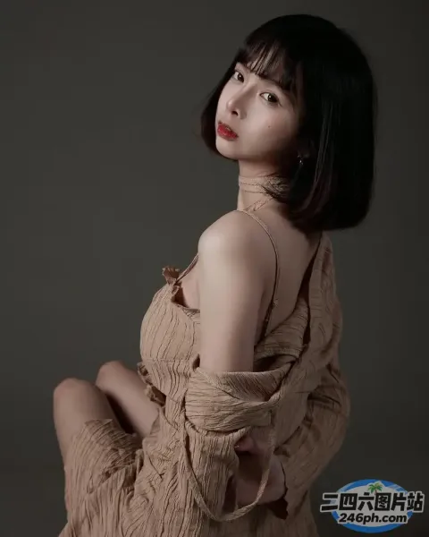 一个穿着裙子的女人摆姿势拍照的特写