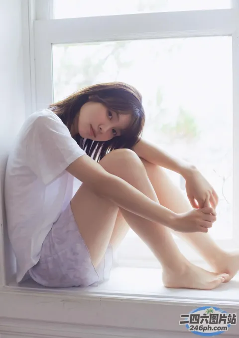 有个女人坐在窗台上，双腿交叉