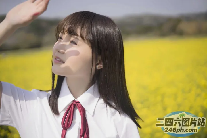 有个女人穿着白衬衫，打着红领带