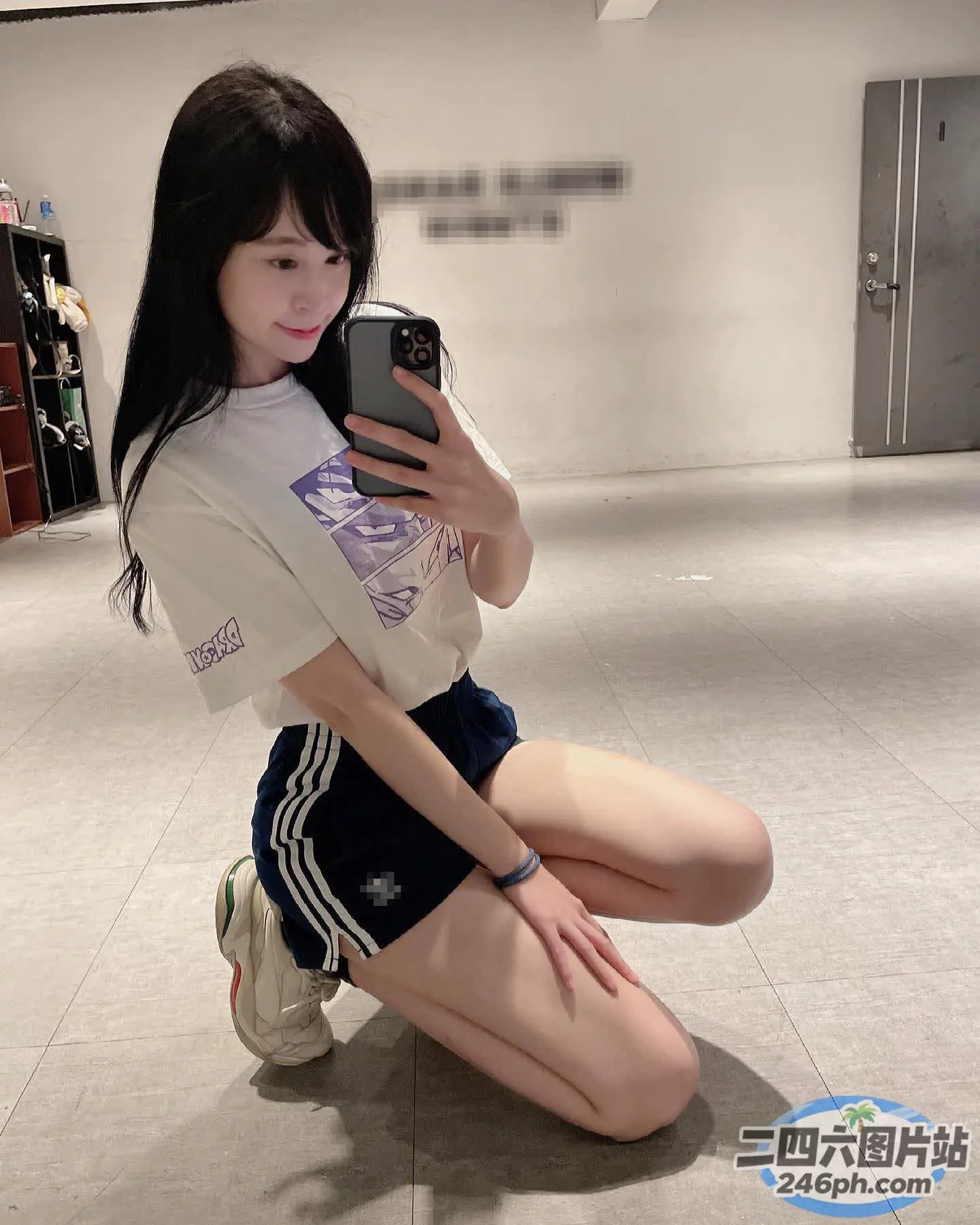 阿拉菲女孩坐在地板上用手机自拍
