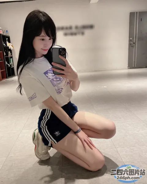 阿拉菲女孩坐在地板上用手机自拍