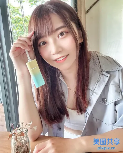阿拉夫德女人坐在桌子旁，手里拿着牙刷