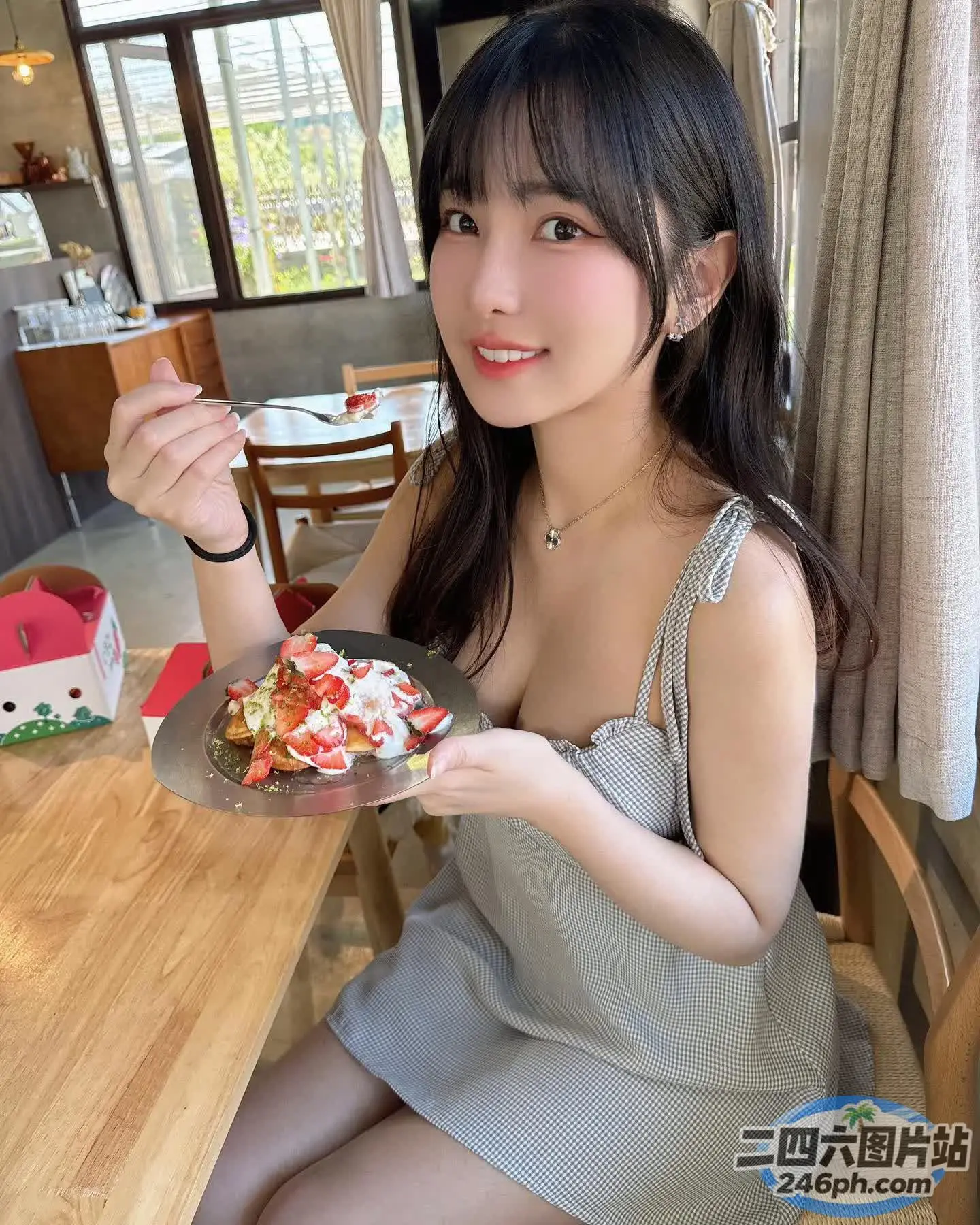 阿拉伯裔亚洲妇女坐在桌子旁吃一块披萨