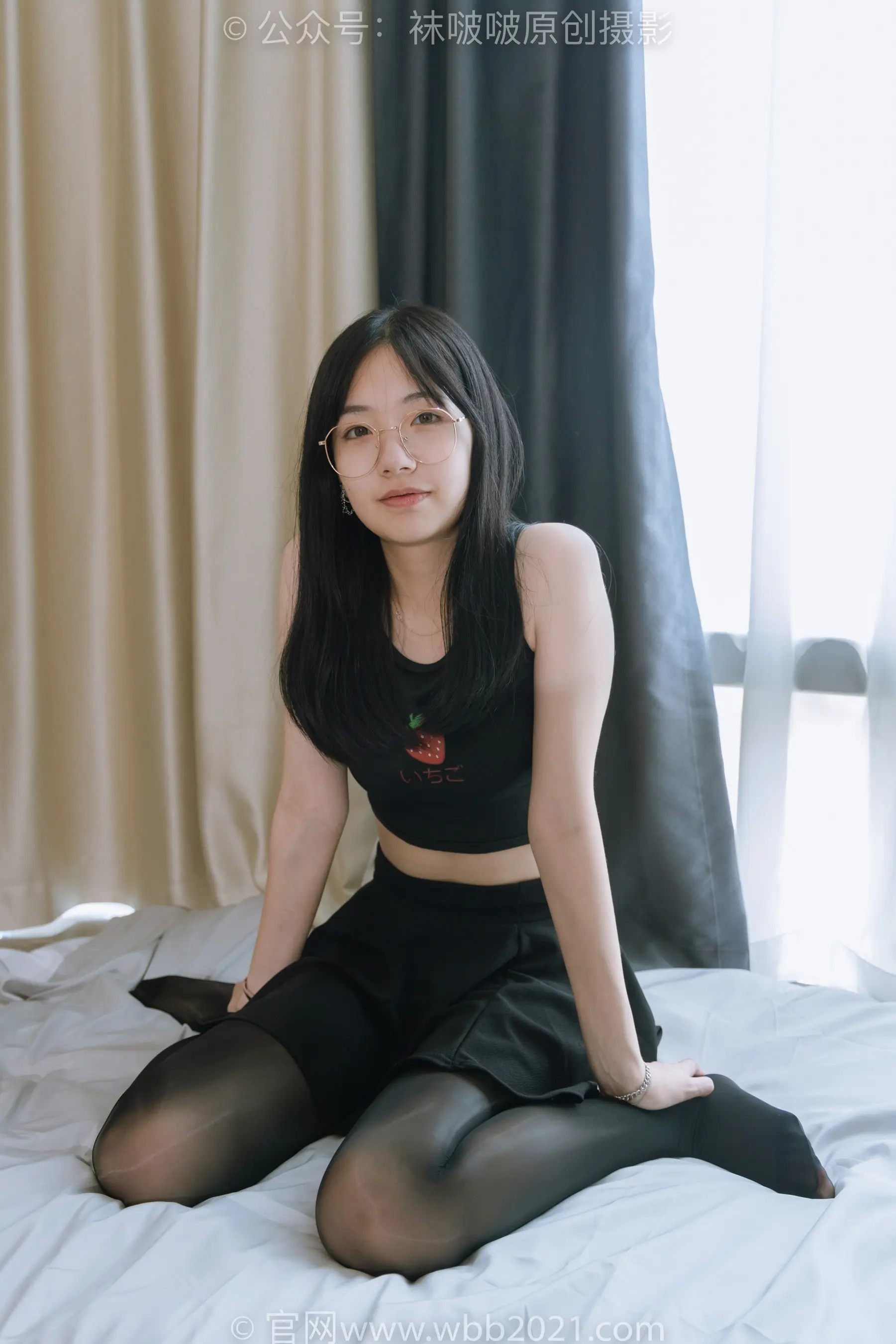 阿拉夫德亚洲妇女 穿着黑色上衣坐在床上