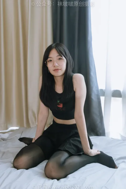 阿拉夫德亚洲妇女 穿着黑色上衣坐在床上