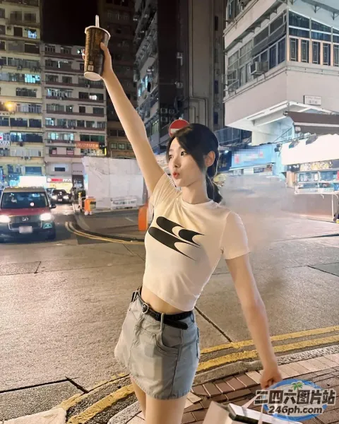 身穿白衬衫和牛仔短裤的女人举着手机