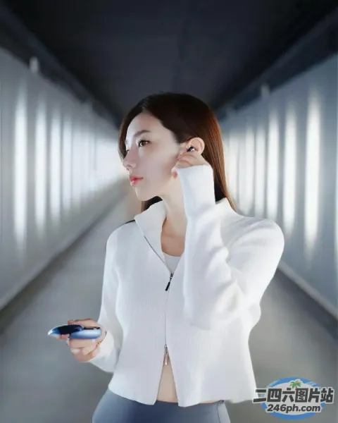 身穿白色夹克的 Arafed 女子在走廊上拿着手机