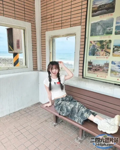 窗前的长凳上坐着一个女人