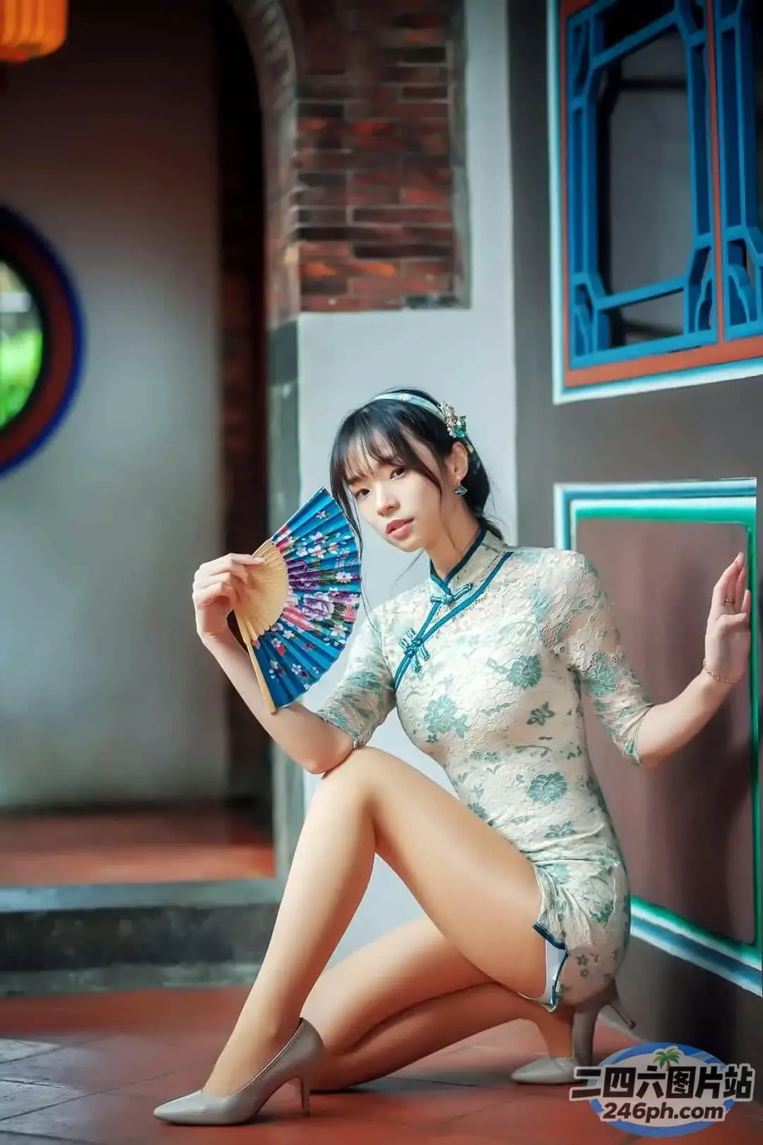 阿拉菲德亚洲妇女坐在地上，手里拿着一本书