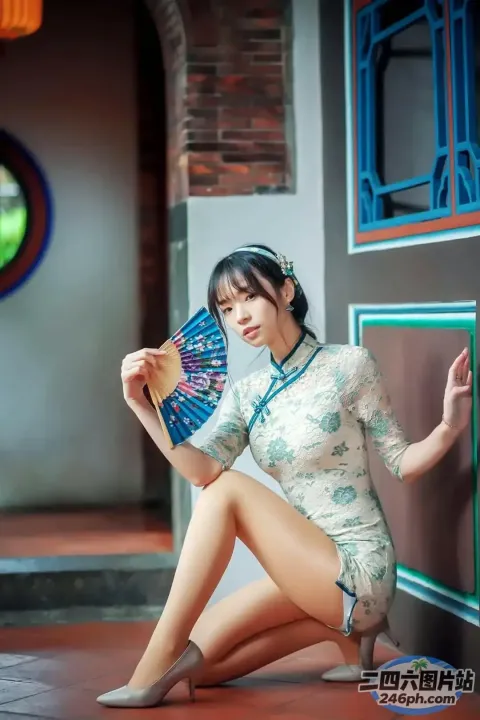 阿拉菲德亚洲妇女坐在地上，手里拿着一本书