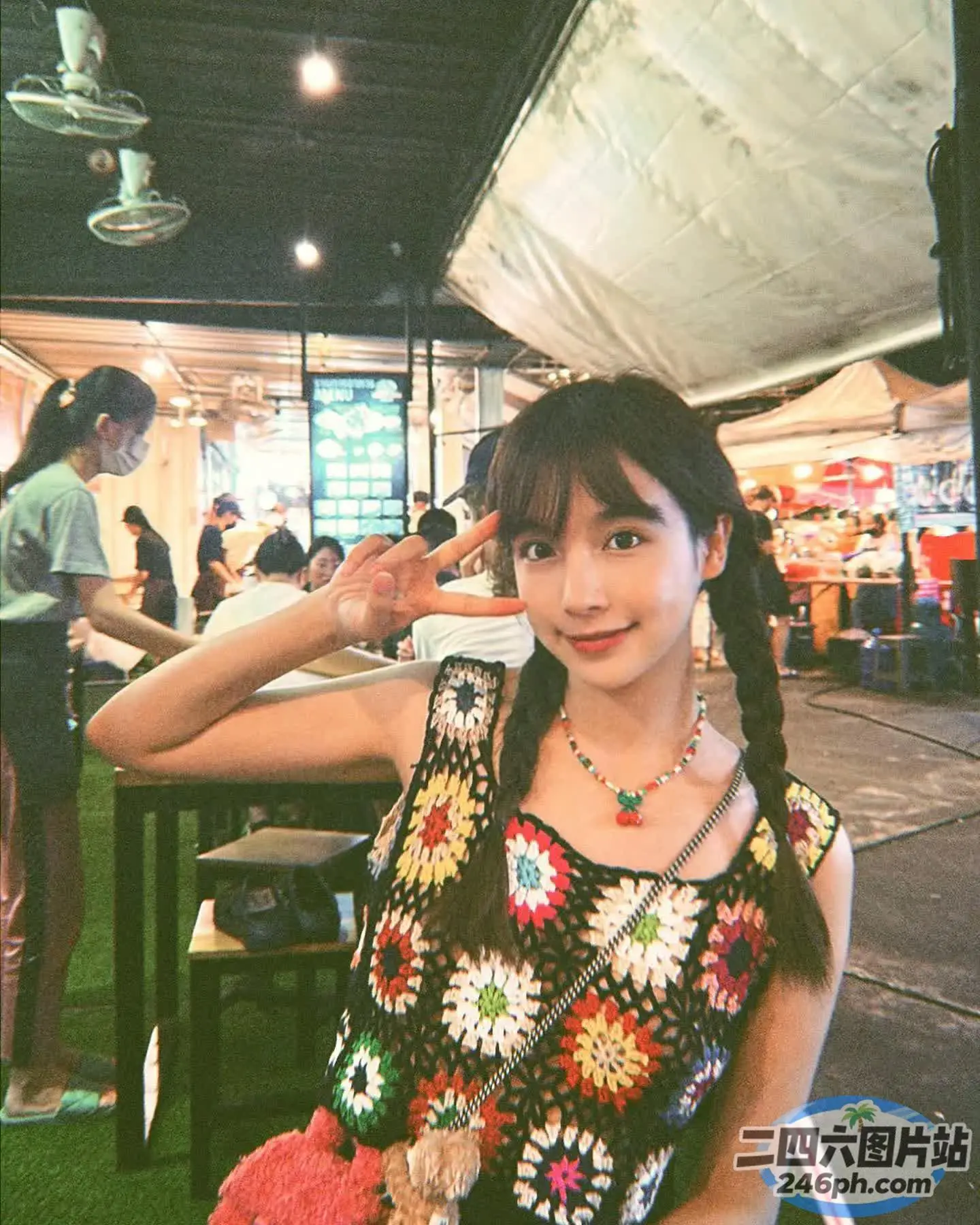 有个女人手里拿着一朵花坐着