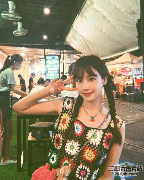 有个女人手里拿着一朵花坐着