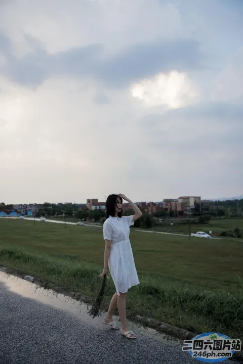 有一个女人撑着伞走在路上