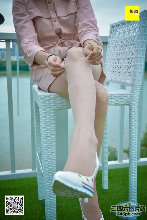 有个女人坐在椅子上，双腿交叉