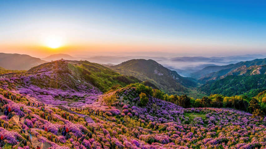 山、山谷和日落的景色