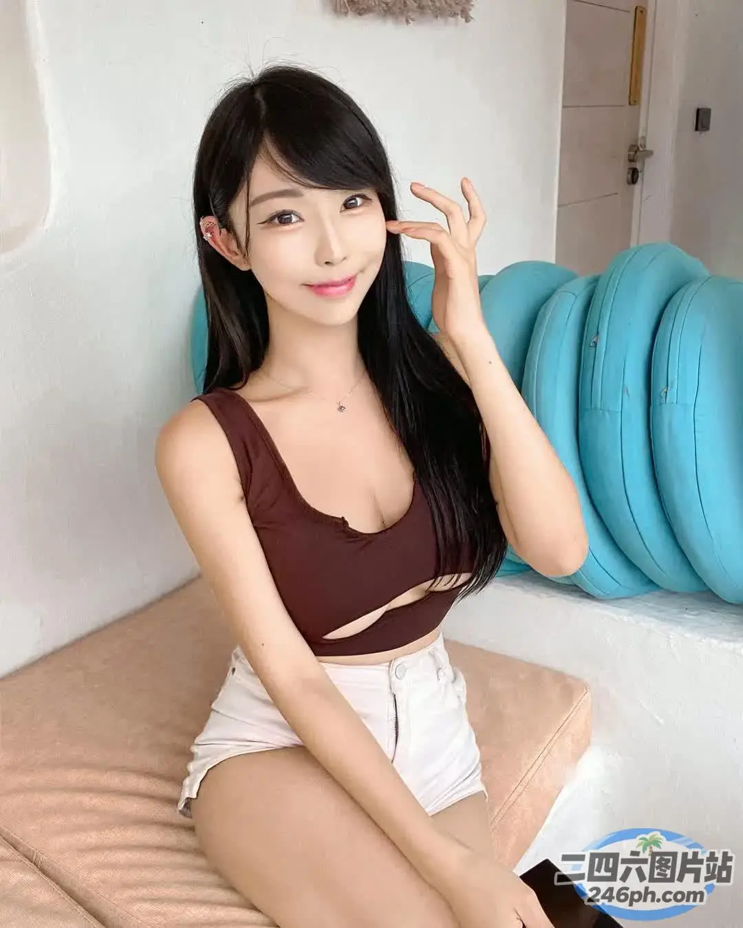 一个女人坐在床上拿着手机的特写