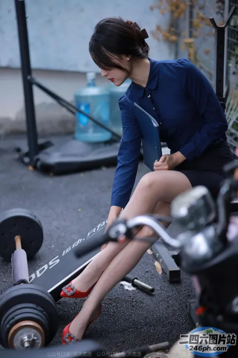 穿着一双红鞋坐在滑板上的女人