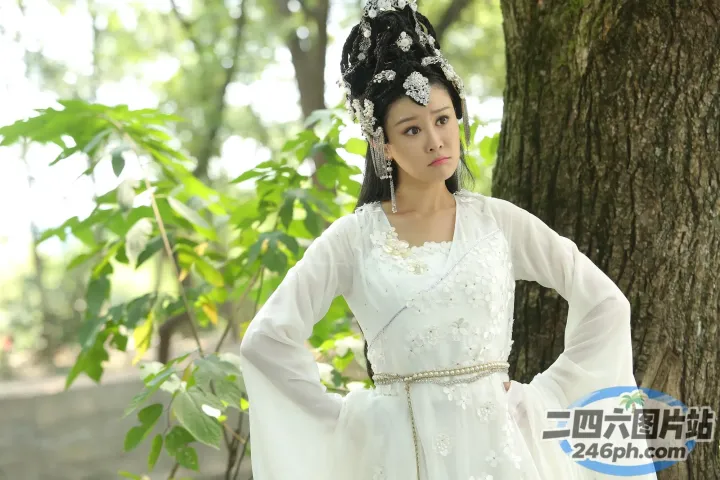 身穿白裙的阿拉夫女人站在树旁