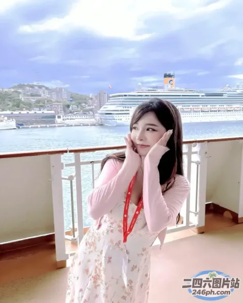 阳台上站着一个女人，背景是一艘游轮