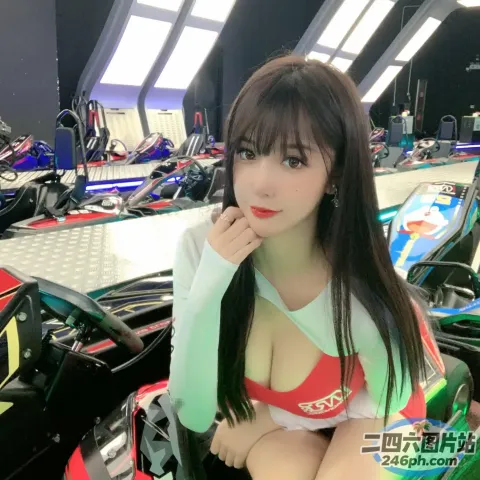 一名戴着头盔坐在车里的女人的特写