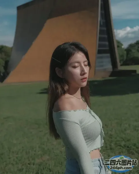 一个女人站在田野里，手里拿着一盒药丸