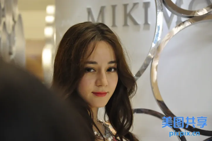 有一个女人正在看着镜头