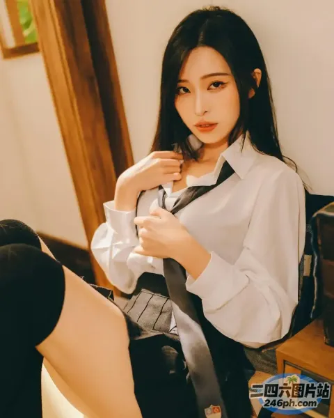 一个打着领带和衬衫的女人的特写