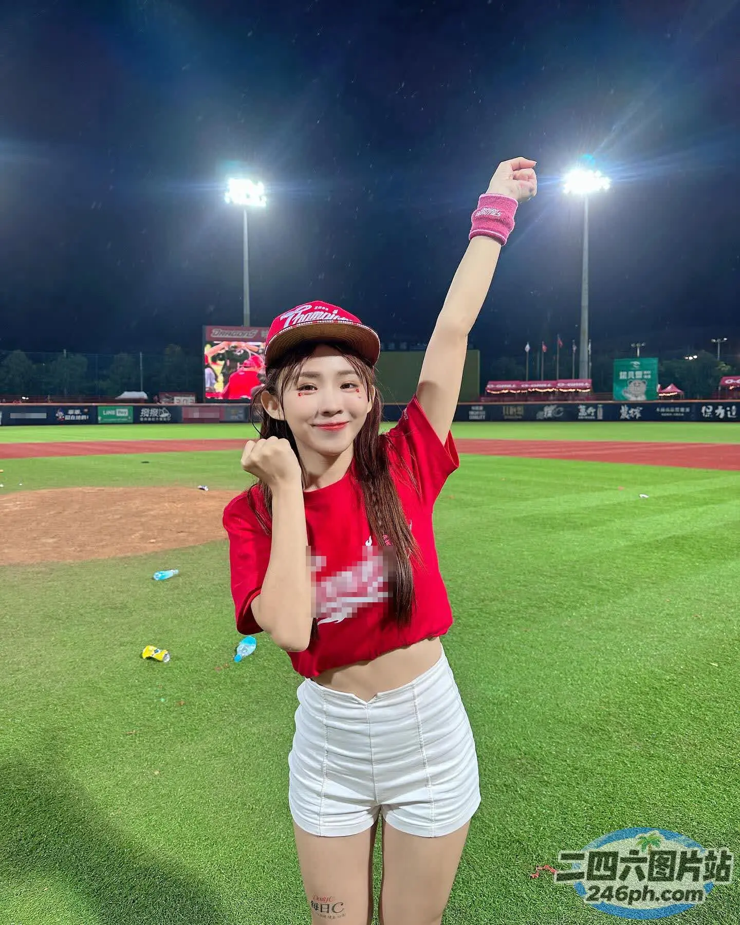 身穿红色衬衫和白色短裤的 arafed 亚洲女子，手持棒球棒