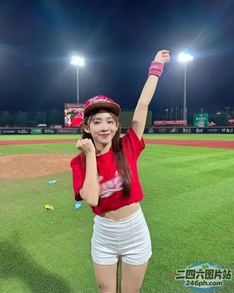 身穿红色衬衫和白色短裤的 arafed 亚洲女子，手持棒球棒