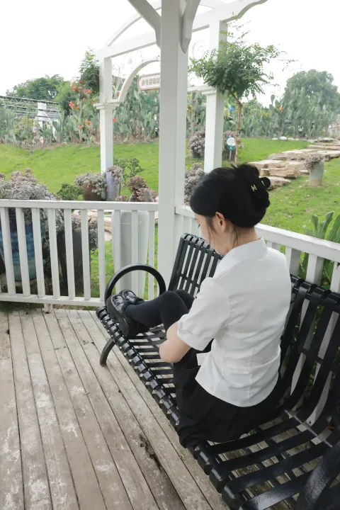 有个女人坐在门廊的长凳上