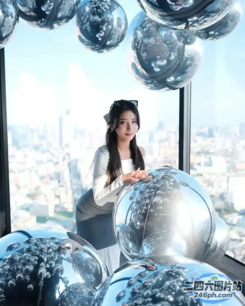 阿拉菲斯女人坐在一个享有城市景观的房间里的椅子上