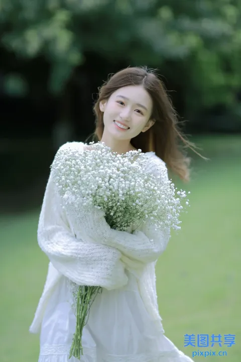 身穿白色连衣裙的 Araffe 女子手捧一束鲜花