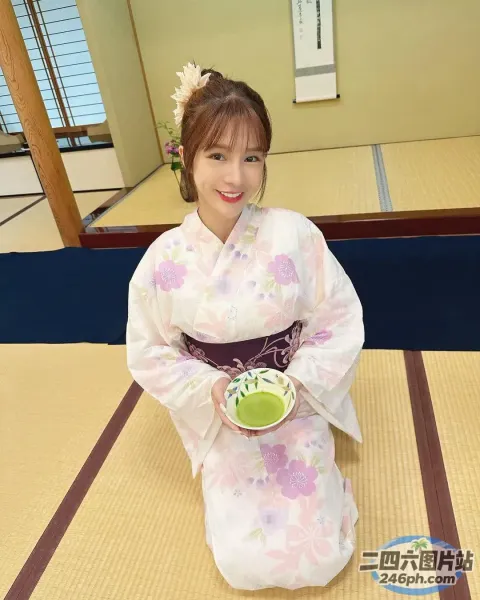 身穿和服裙的阿拉伯女郎，手里拿着一碗绿茶